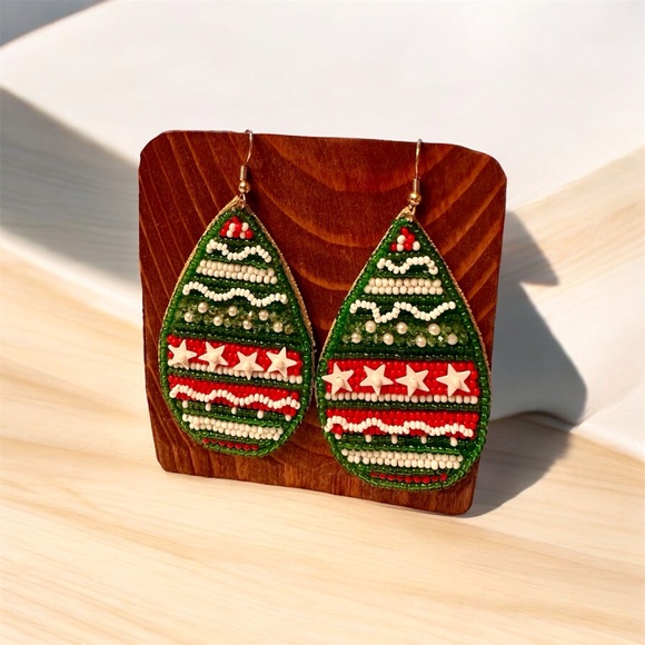💯 NEW Christmas Hand Beaded Earrings Teardrop Green Red Stars - Picture 2 of 2